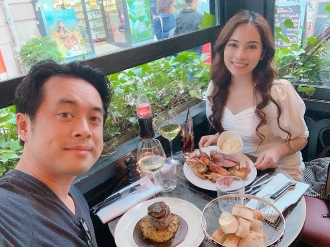 Cặp vợ chồng mới cưới thưởng thức ẩm thực địa phương trước khi kết thúc lịch trình tại Pháp để sang Thụy sĩ.