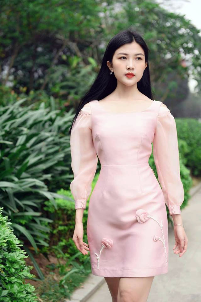 Cũng giống như trên phim, ngoài đời Lương Thanh luôn trung thành với mái tóc suông dài cổ điển. 