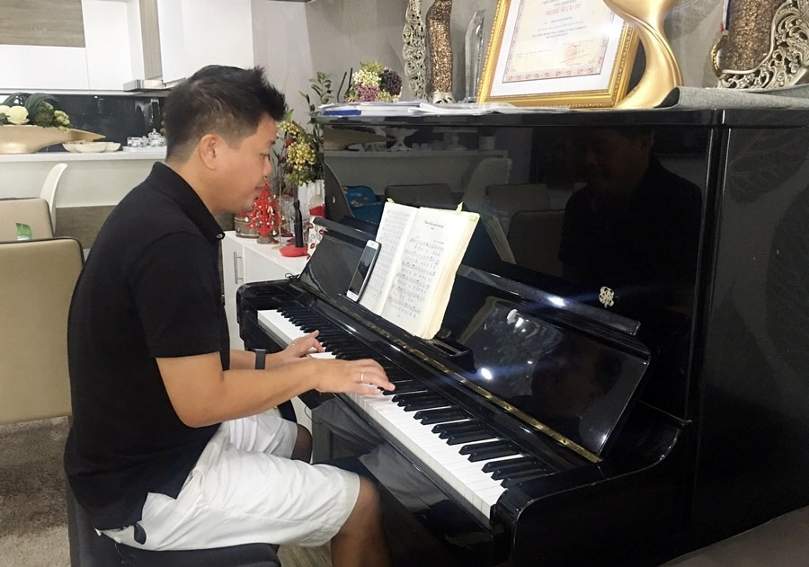 Ca sĩ Đăng Dương luyện tập bài hát sẽ thể hiện trong Điều Còn Mãi 2019.