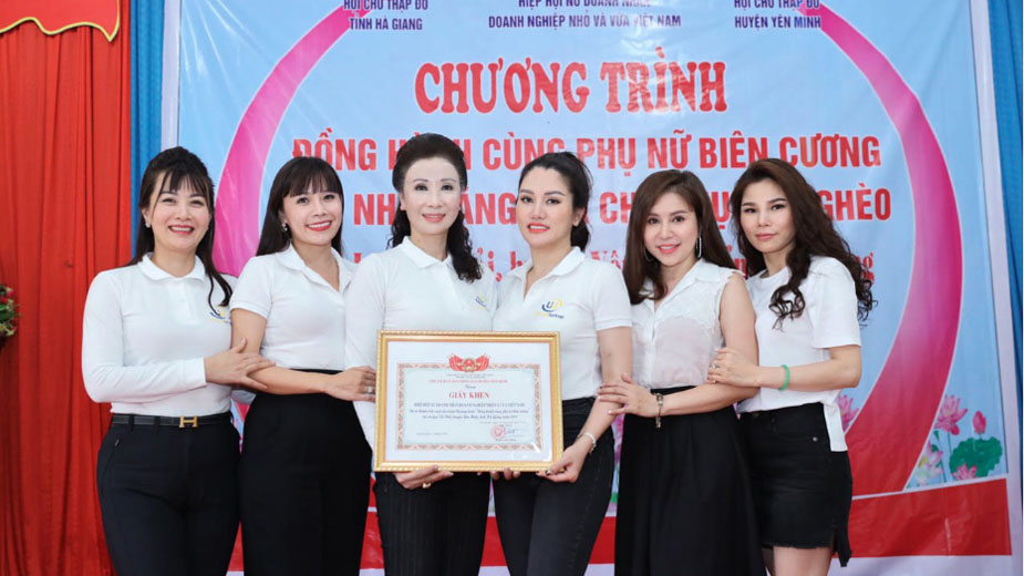 Hoa hậu doanh nhân Vũ Thuý Nga, hoa hậu doanh nhân Đặng Thị Xuân Hương và các nữ doanh nhân của hiệp hội trong chuyến từ thiện tại Hà Giang.