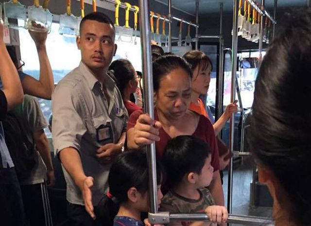 Hà Nội cấp thẻ xe buýt miễng phí cho người cao tuổi