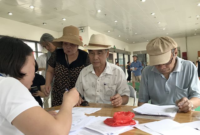 Điểm cấp thẻ tại bến xe Kim Mã phải huy động hàng chục nhân viên hỗ trợ khai thông tin cho người cao tuổi.