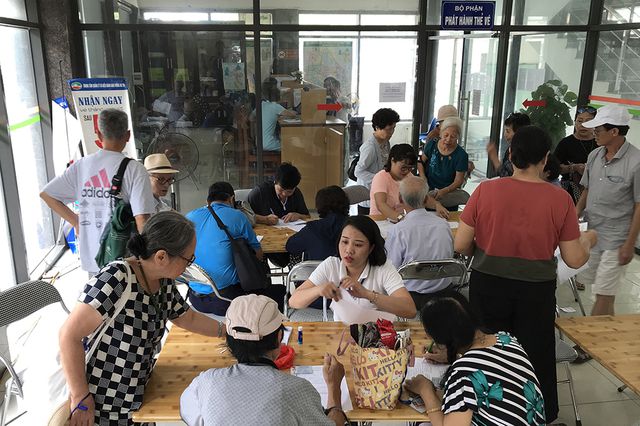 Từ ngày 21/8, căn cứ theo quyết định của UBND TP, Tổng Công ty Vận tải Hà Nội (Transerco) đã cấp thẻ xe buýt miễn phí cho người có công với cách mạng, người khuyết tật, người cao tuổi (từ 60 tuổi trở lên), người thuộc hộ nghèo.