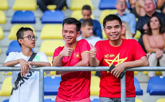 CĐV Việt Nam đến sân xem trận đấu giữa STVV và Zulte-Waregem nhưng không được chứng kiến Công Phượng thi đấu. Ảnh: STVV.