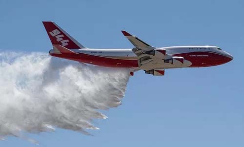 Chiếc SuperTanker biểu diễn thả nước chữa cháy tại Mỹ. Ảnh: Airliners.