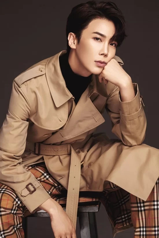 Park Jung Min mặc áo khoác unisex màu be và quần họa tiết kẻ sọc kiểu dáng cổ điển. 