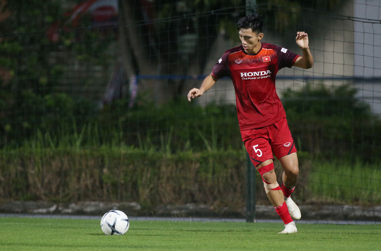 Tình hình chấn thương của Văn Hậu hồi phục tốt, HLV Park bỏ ngỏ khả năng sử dụng anh cho trận đấu với Thái Lan. Ảnh: Lâm Thoả.