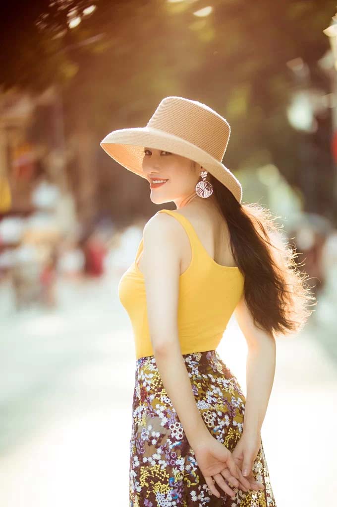 Hoa hậu Tuyết Nga vừa tung loạt ảnh khoe street style dạo phố năng động, đa dạng. Trang phục dạo phố của cô không quá cầu kỳ mà chú trọng vào những chi tiết chít eo, tôn dáng.