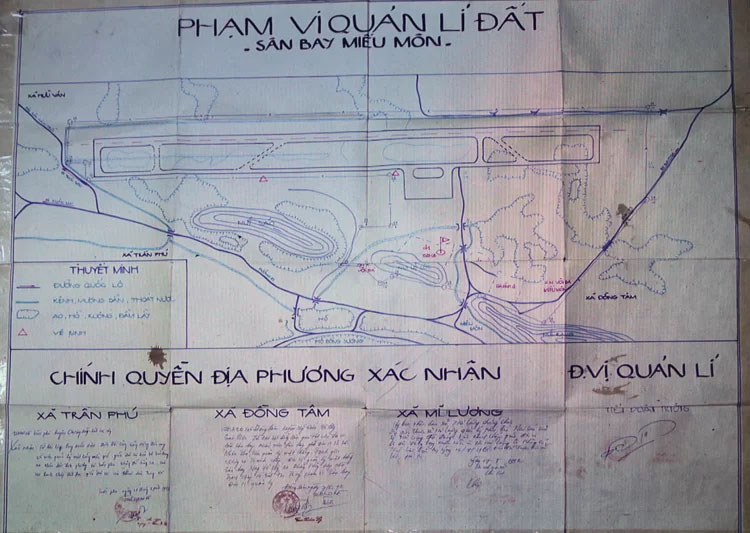 Bản đồ đất sân bay Miếu Môn lập năm 1992 được công bố tại cuộc họp chiều 27/8. Ảnh: Võ Hải.