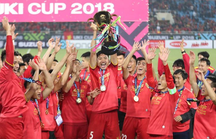 20 tuổi, Văn Hậu đã có nhiều danh hiệu như chức vô địch AFF Cup, V-League, Siêu Cup quốc gia, HC bạc U23 châu Á....Ảnh: Đức Đồng