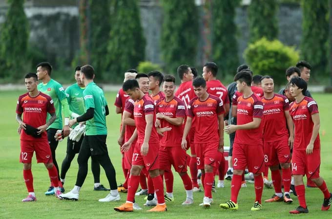 Khoảng 17h30, 24 cầu thủ Việt Nam có mặt trên sân tập của CLB Muangthong United. HLV Park Hang-seo chọn sân này vì chỉ cách khách sạn của đội tuyển khoảng năm phút di chuyển.