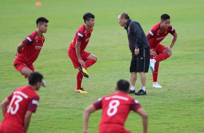 HLV Park hỏi thăm sức khoẻ của Quang Hải trong lúc khởi động. Tiền vệ của CLB Hà Nội bận thi đấu AFC Cup nên mới tập trung cùng đội tuyển hôm 30/8.