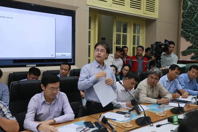 Ông Mai Văn Khiêm phát biểu tại cuộc họp.