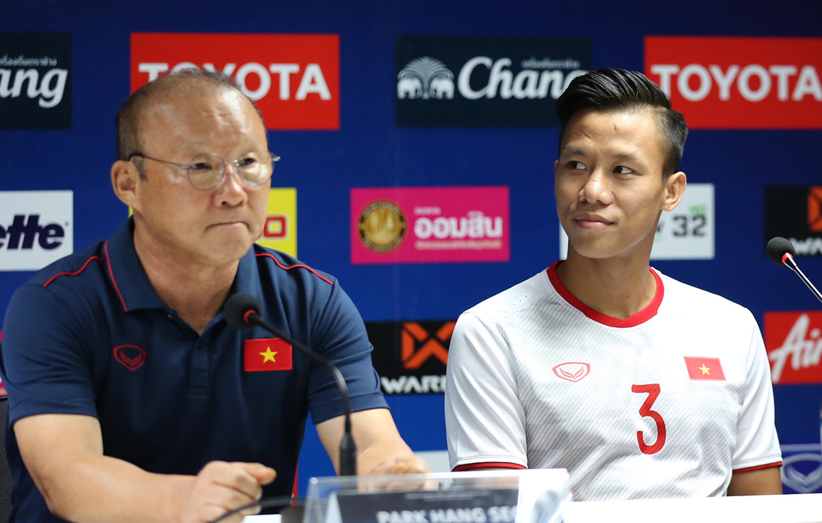 HLV Park Hang-seo tham gia cuộc họp báo kỹ thuật trước trận cùng thủ quân Quế Ngọc Hải ở sân Thammasat - địa điểm tổ chức trận đấu ở lượt đầu tiên bảng G vòng loại thứ hai World cup 2022 giữa chủ nhà Thái Lan và Việt Nam.