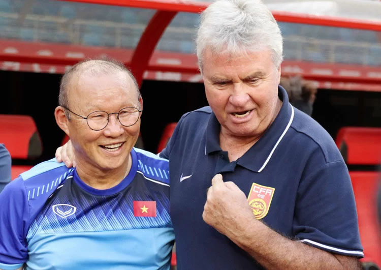 HLV Park Hang-seo và Guus Hiddink trò chuyện vui vẻ khi tái ngộ tại Trung Quốc ngày 7/9. Ảnh: VFF.