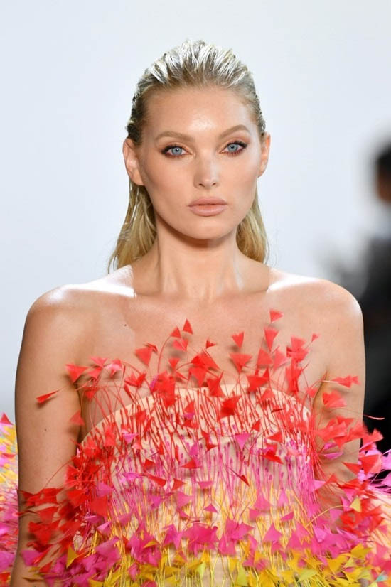 Elsa Hosk là một trong số chân dài quốc tế trình diễn cho show Đi nhặt hạt sương nghiêng ở Tuần thời trang New York.