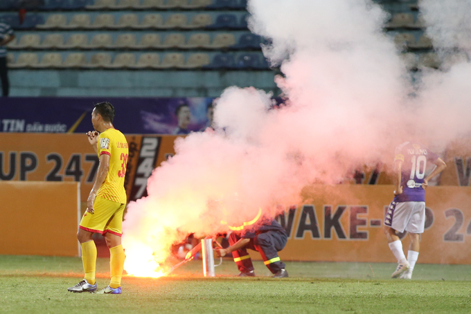 Trận đấu bù vòng 22 V-League 2019 từng được kỳ vọng rất nhiều về yếu tố chuyên môn. Hà Nội đang đua tranh ngôi vô địch, còn Nam Định cũng muốn chạy trốn suất xuống hạng. Ở giai đoạn một, đội bóng thành Nam từng gây bất ngờ với chiến thắng 2-0 trên sân nhà Thiên Trường. Tuy nhiên, những gì diễn ra đã không đúng như kỳ vọng, thậm chí làm hoen ố đi hình ảnh đẹp mà các CĐV Nam Định đã tạo dựng được suốt từ đầu giải.  Chiếm hơn nửa khán đài B, một nhóm người hâm mộ đội khách đã đốt hàng chục quả pháo sáng, nhiều lần ném xuống sân khiến trận đấu phải tạm dừng.