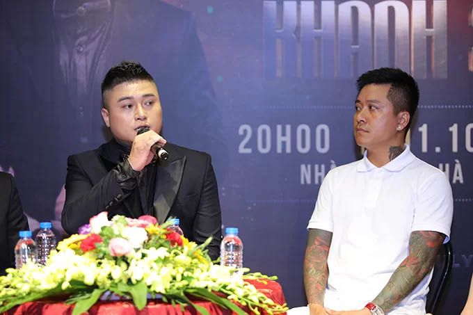 Vũ Duy Khánh và ca sĩ Tuấn Hưng trong buổi họp báo giới thiệu liveshow hôm 11/9 tại Hà Nội.