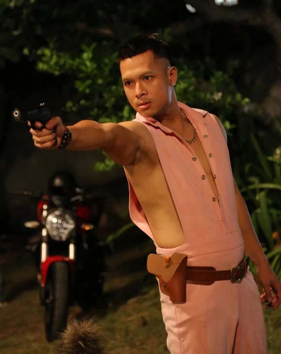 Trương Thế Vinh mặc bộ đồ màu hồng trong phim Người lạ ơi.