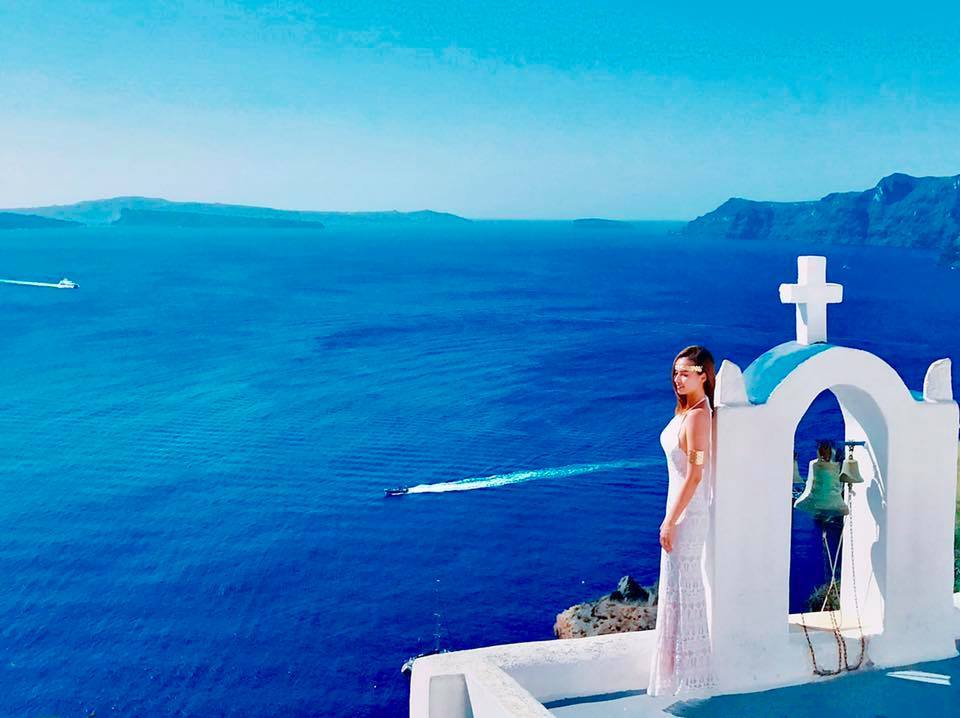 Nữ diễn viên 33 tuổi luôn khiến nhiều người ghen tị vì các chuyến du lịch đến các địa điểm nổi tiếng thế giới như Santorini (Hy Lạp)... 