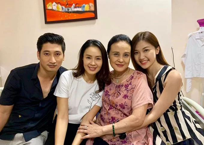 Các diễn viên trong 'Hoa hồng trên ngực trái': Ngọc Quỳnh, Hồng Diễm, NSND Minh Cúc, Lương Thanh (từ trái sang).