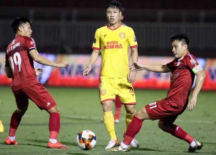 Nam Định thua TP HCM 0-2 ở lượt đi V-League 2019. Ảnh: Anh Khoa.