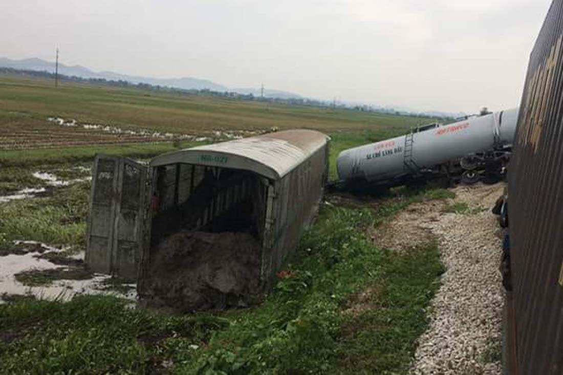 Đến 9h15, toa tàu lật ra quốc lộ 1A đã được đưa vào bên trong, giao thông đường bộ đã thông tuyến.