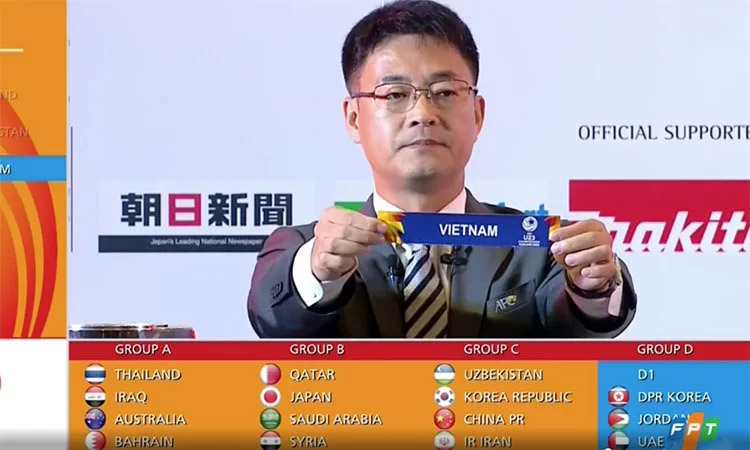 Giám đốc điều hành AFC, Shin Man Gil giơ lá thăm ghi tên Việt Nam.
