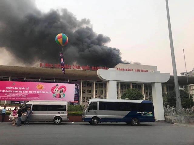 Khoảng 5h30 sáng nay (28/9) tại hội trường Cung văn hóa hữu nghị Việt Xô (phố Trần Hưng Đạo, Hoàn Kiếm, Hà Nội) xảy ra vụ hoả hoạn.