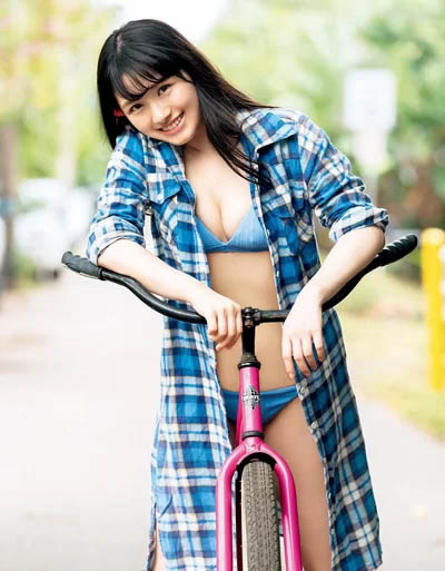 Owada Nana đón sinh nhật hôm 15/9. Trong tháng này, cô xuất bản sách ảnh, lên bìa tạp chí với trang phục nội y, bikini.