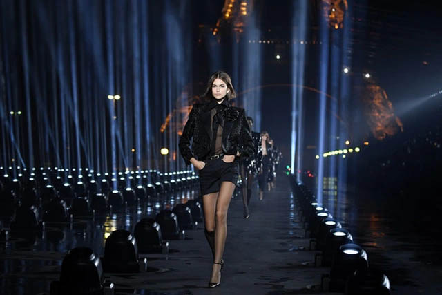 Kaia Gerber tỏa sáng trong show của Saint Laurent 