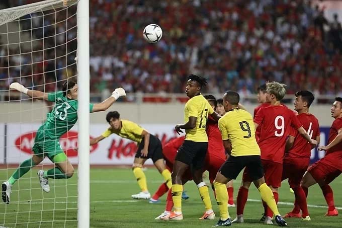 Cơ hội nguy hiểm nhất Malaysia tạo được về phía tuyển Việt Nam ở phút thứ 10 của trận đấu. Ảnh: Ngọc Thành.