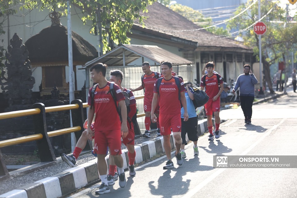 Tuyển Việt Nam tới sân tập muộn vì tắc đường, các cầu thủ phải đi bộ vì đường quá bé. Ảnh Onsports