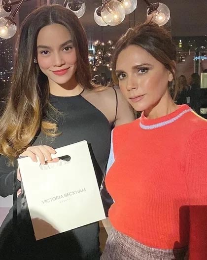 Hà Hồ được Victoria Beckham (phải) tặng mỹ phẩm. 