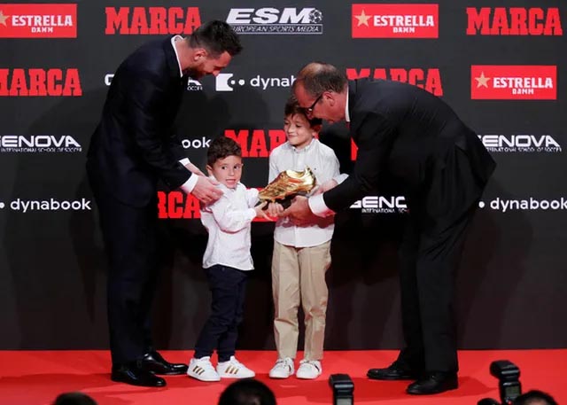Messi đưa 2 con trai lên sân khấu để nhận danh hiệu Chiếc giày vàng châu Âu cùng bố