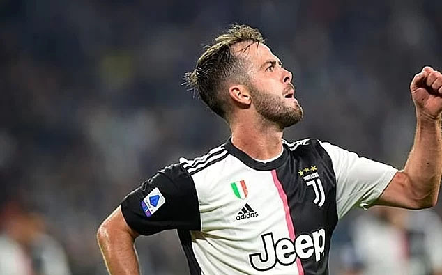 Pjanic lần thứ hai ấn định chiến thắng cho Juventus mùa này. Ảnh: Reuters.