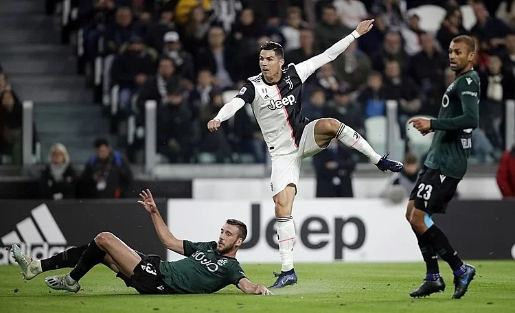 Ronaldo (trắng) khai thông thế bế tắc cho Juventus. Ảnh: AP.