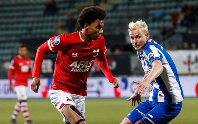 Woudenberg rời sân phút 68 ở trận thắng AZ Alkmaar, nhưng Văn Hậu chưa được sử dụng