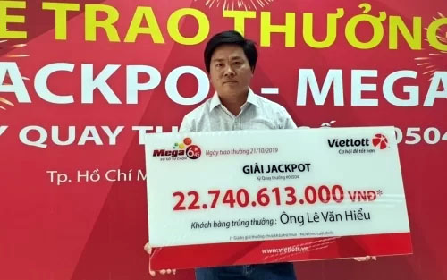 Ông Hiểu nhận thưởng tại chi nhánh Vietlott TP HCM sáng 21/10. Ảnh: Phương Đông