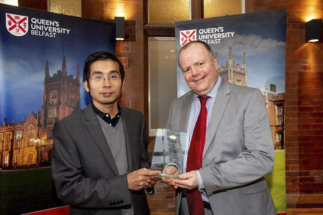 GS. Dương Quang Trung (trái) trong lần được trường Đại học Queen’s, Anh vinh danh vì nghiên cứu đổi mới sáng tạo năm 2018.