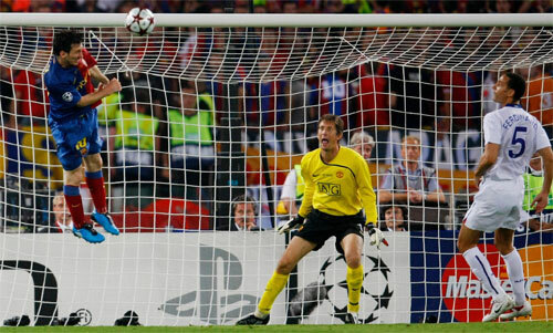 Messi đánh đầu vào lưới Man Utd năm 2009. Ảnh: Reuters