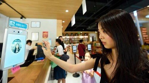 Khách hàng thanh toán bằng khuôn mặt qua ứng dụng Alipay tại cửa hàng sách ở thành phố Hàng Châu, Trung Quốc. Ảnh: AP
