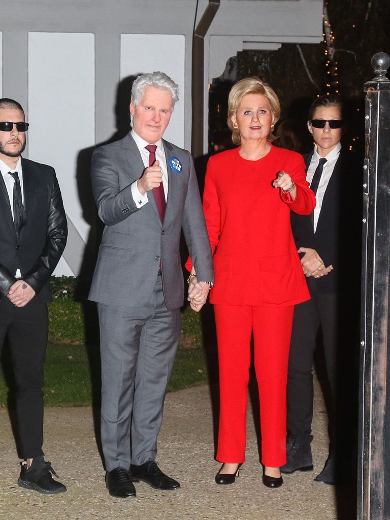 Năm 2016, Katy Perry đã lựa chọn hóa trang thành ứng viên vị trí Tổng thống khi ấy là bà Hillary Clinton. Nữ ca sĩ chia sẻ, cô đã phải sử dụng những vật dụng như mặt nạ giả để hóa trang sao cho giống nhất với nhân vật. 