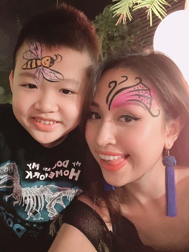 Hình ảnh hai mẹ con đi chơi Halloween.