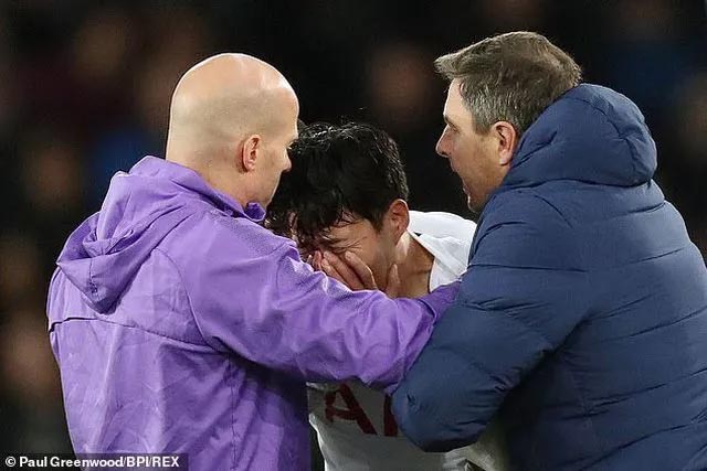 Son Heung Min khóc nức nở khi thấy Andre Gomes bị gãy chân từ tình huống xoạc bóng của anh