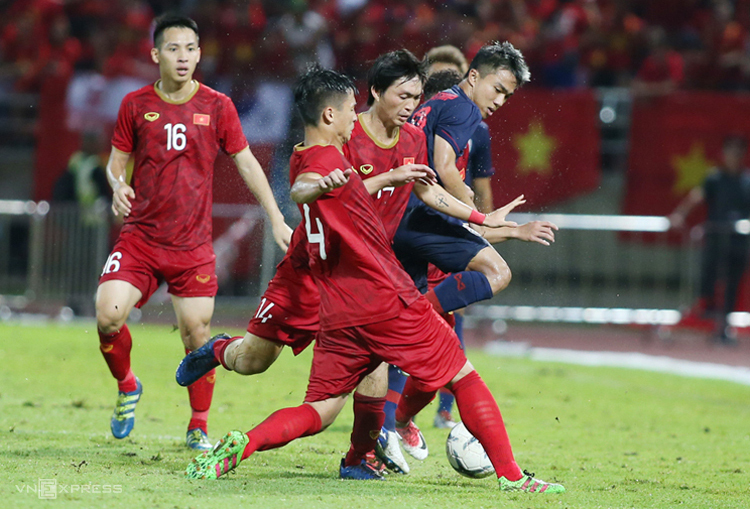 Các cầu thủ Việt Nam phong toả Chanathip trong trận hoà 0-0 tại Thammasat ngày 5/9. Ảnh: Lâm Thoả.