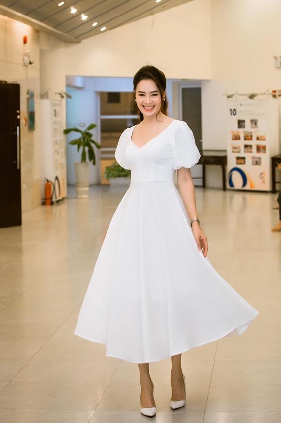  Người đẹp sinh năm 1983 gây ấn tượng với chiếc váy trắng duyên dáng. 