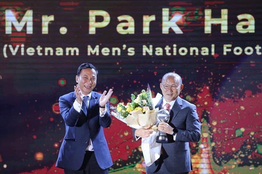HLV Park Hang-seo nhận giải huấn luyện viên của năm. Ảnh: HĐ
