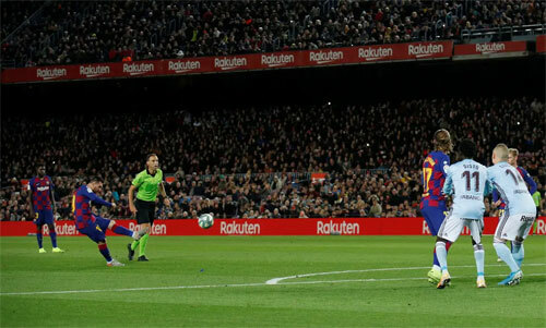 Hat-trick sút phạt của Messi vào lưới Celta Vigo. Ảnh: Reuters.