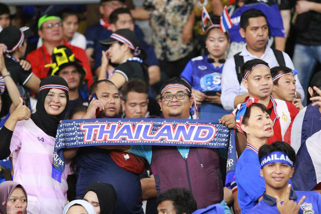 Cổ động viên Thái Lan có mặt ở sân Bukit Jalil cổ vũ cho 